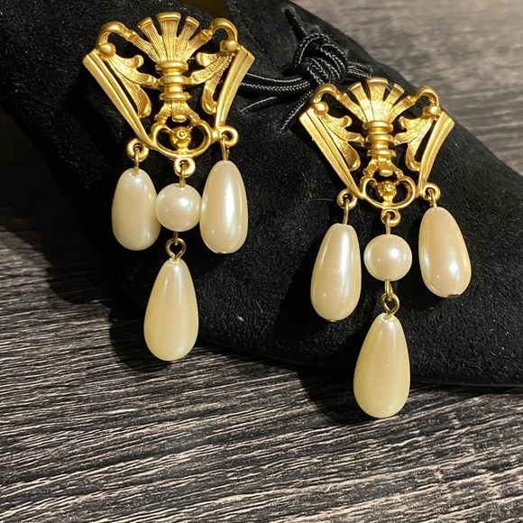 Vintage AVON Royal Crest Dangle Pierced Earrings Faux Teardrop Pearl Gold Tone - Picture 2 of 9